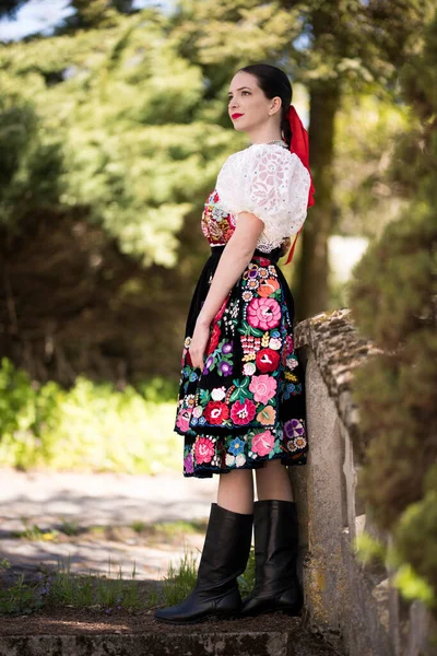 Mooie Vrouw Traditionele Slowaakse Folklore Kostuum — Stockfoto