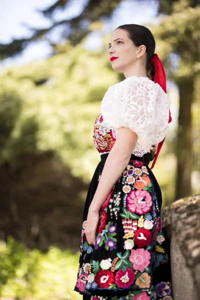 Красивая Женщина Традиционном Словацком Народном Костюме — стоковое фото
