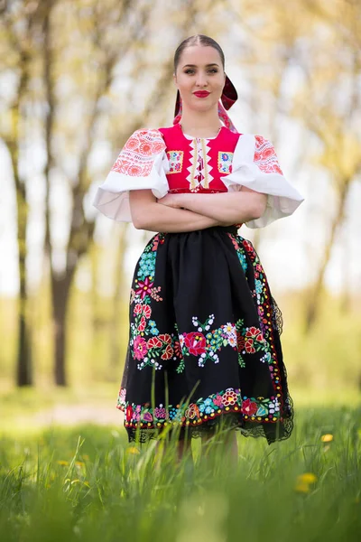 Schöne Frau Traditioneller Slowakischer Tracht — Stockfoto