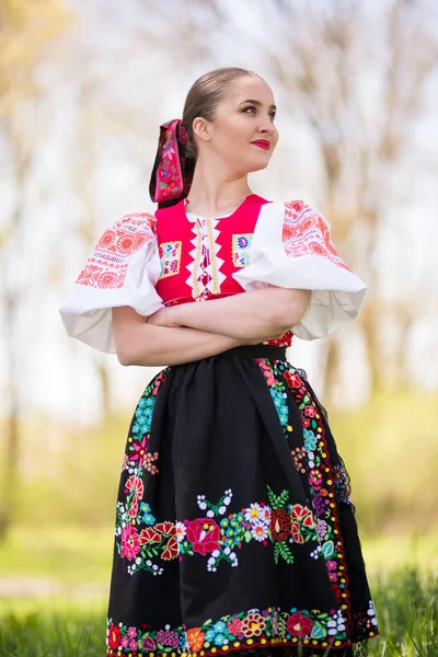 Schöne Frau Traditioneller Slowakischer Tracht — Stockfoto