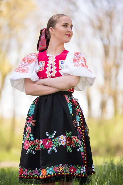 Vacker Kvinna Traditionell Slovakisk Folkdräkt — Stockfoto