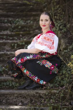 Geleneksel Slovak Folklor Kostümlü Güzel Kadın Açık Hava Poz Veriyor