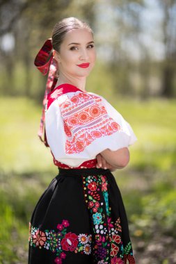 Geleneksel Slovak Folklor Kostümlü Güzel Kadın Açık Hava Poz Veriyor