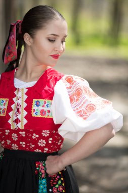 Geleneksel Slovak Folklor Kostümlü Güzel Kadın Açık Hava Poz Veriyor