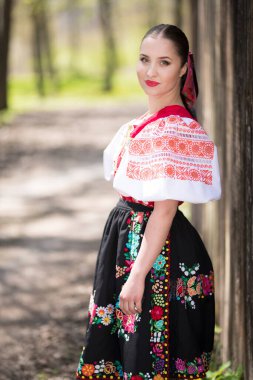 Geleneksel Slovak Folklor Kostümlü Güzel Kadın Açık Hava Poz Veriyor