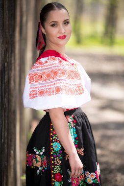 Geleneksel Slovak Folklor Kostümlü Güzel Kadın Açık Hava Poz Veriyor