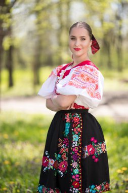 Geleneksel Slovak Folklor Kostümlü Güzel Kadın Açık Hava Poz Veriyor