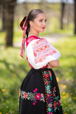 Geleneksel Slovak Folklor Kostümlü Güzel Kadın Açık Hava Poz Veriyor