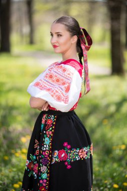 Geleneksel Slovak Folklor Kostümlü Güzel Kadın Açık Hava Poz Veriyor