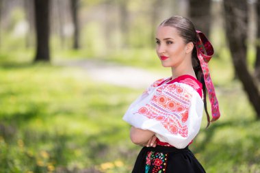 Geleneksel Slovak Folklor Kostümlü Güzel Kadın Açık Hava Poz Veriyor