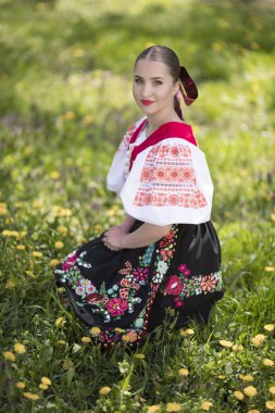 Geleneksel Slovak Folklor Kostümlü Güzel Kadın Açık Hava Poz Veriyor