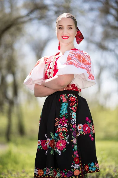 Hermosa Mujer Tradicional Eslovaco Folklore Traje Posando Aire Libre — Foto de Stock