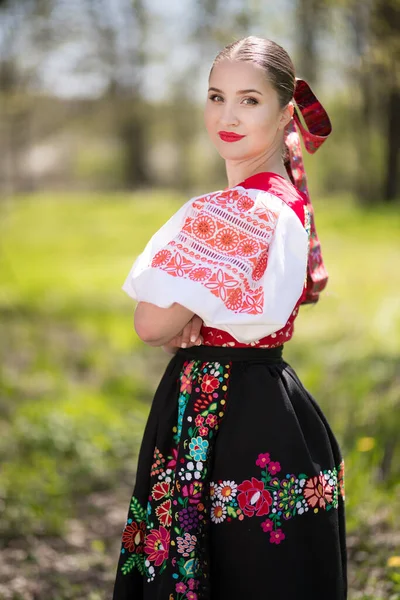 Gyönyörű Hagyományos Szlovák Folklór Jelmez Pózol Szabadban — Stock Fotó