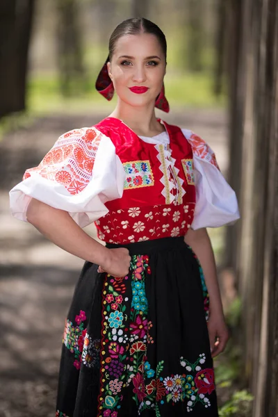 Όμορφη Γυναίκα Στην Παραδοσιακή Σλοβακική Λαϊκή Φορεσιά Ποζάροντας Έξω — Φωτογραφία Αρχείου
