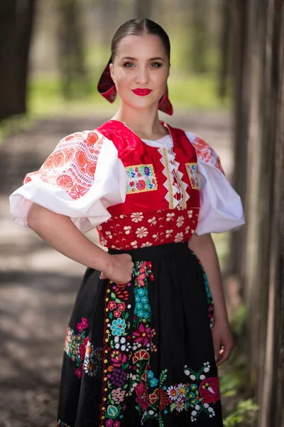 Gyönyörű Hagyományos Szlovák Folklór Jelmez Pózol Szabadban — Stock Fotó