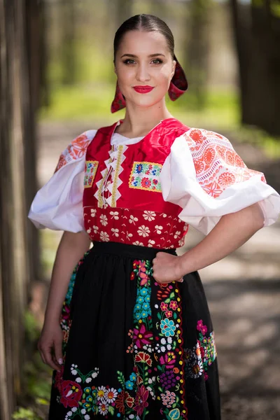 Piękna Kobieta Tradycyjnym Słowackim Stroju Folklorystycznym Pozowanie Zewnątrz — Zdjęcie stockowe