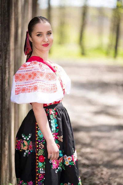 Vacker Kvinna Traditionell Slovakisk Folklore Kostym Posing Utomhus — Stockfoto