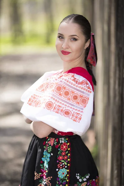 Piękna Kobieta Tradycyjnym Słowackim Stroju Folklorystycznym Pozowanie Zewnątrz — Zdjęcie stockowe