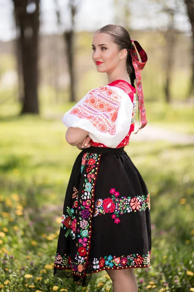 Vacker Kvinna Traditionell Slovakisk Folklore Kostym Posing Utomhus — Stockfoto