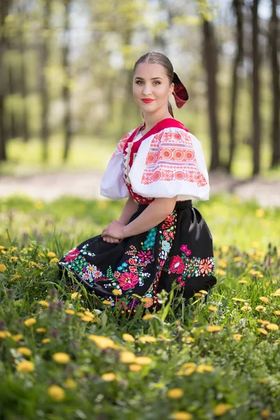 Hermosa Mujer Tradicional Eslovaco Folklore Traje Posando Aire Libre —  Fotos de Stock