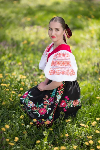 Vacker Kvinna Traditionell Slovakisk Folklore Kostym Posing Utomhus — Stockfoto