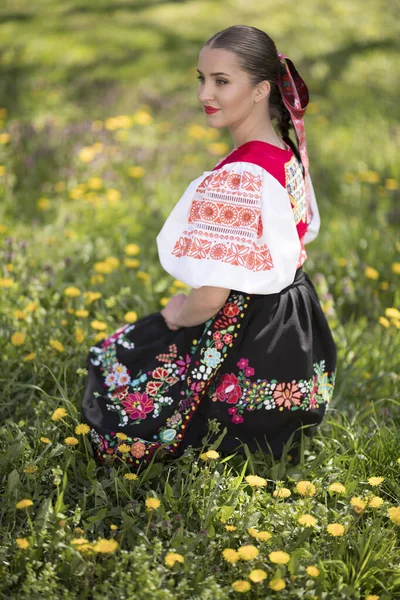 Vacker Kvinna Traditionell Slovakisk Folklore Kostym Posing Utomhus — Stockfoto