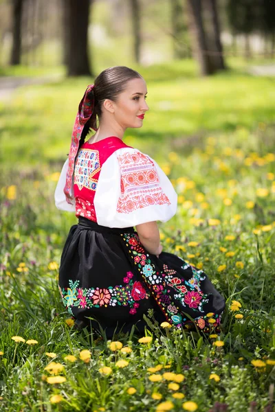 Vacker Kvinna Traditionell Slovakisk Folklore Kostym Posing Utomhus — Stockfoto