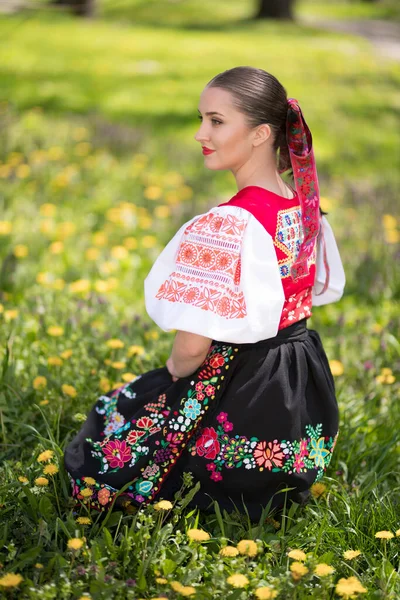 Красивая Женщина Традиционном Словацком Фольклорном Костюме Позирует Улице — стоковое фото
