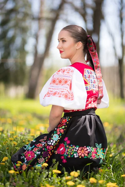 Красивая Женщина Традиционном Словацком Фольклорном Костюме Позирует Улице — стоковое фото