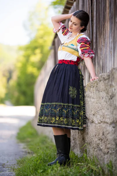 Jovem Bela Mulher Eslovaca Vestido Tradicional Folclore Eslovaco — Fotografia de Stock