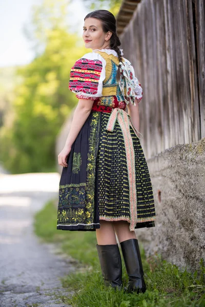 Jovem Bela Mulher Eslovaca Vestido Tradicional Folclore Eslovaco — Fotografia de Stock