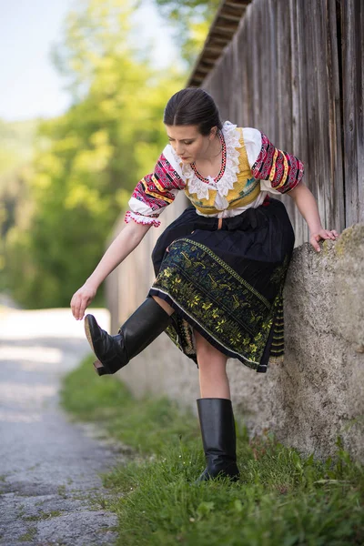 Fiatal Gyönyörű Szlovák Hagyományos Ruhában Szlovák Folklór — Stock Fotó