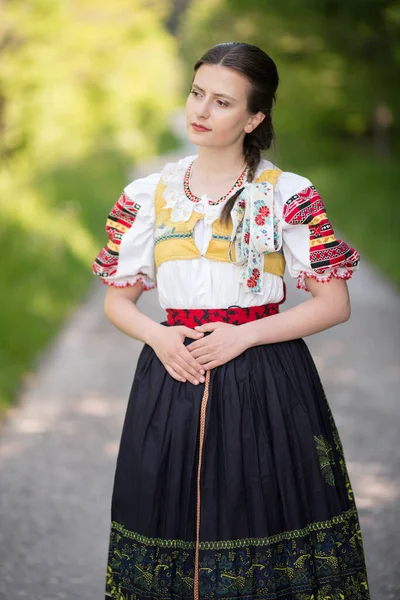 Fiatal Gyönyörű Szlovák Hagyományos Ruhában Szlovák Folklór — Stock Fotó