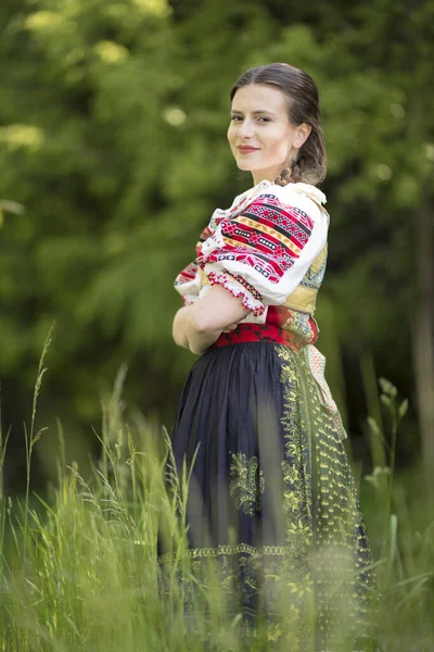 穿着传统服装的年轻漂亮的Slovak女人 斯洛伐克民间文学 — 图库照片