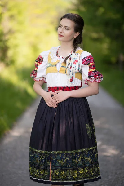 Ung Vacker Slogan Kvinna Traditionell Klänning Slovakiska Folklore — Stockfoto