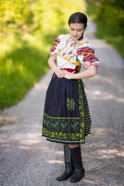 Młoda Piękna Słowianka Tradycyjnej Sukience Słowacki Folklor — Zdjęcie stockowe