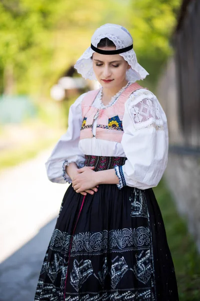 Geleneksel Elbiseli Güzel Slovak Kadın Slovakça Folklor — Stok fotoğraf