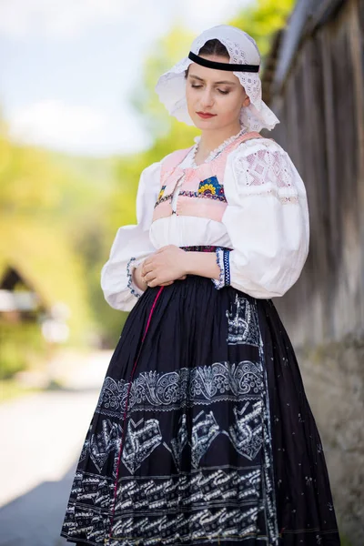 Młoda Piękna Słowianka Tradycyjnej Sukience Słowacki Folklor — Zdjęcie stockowe