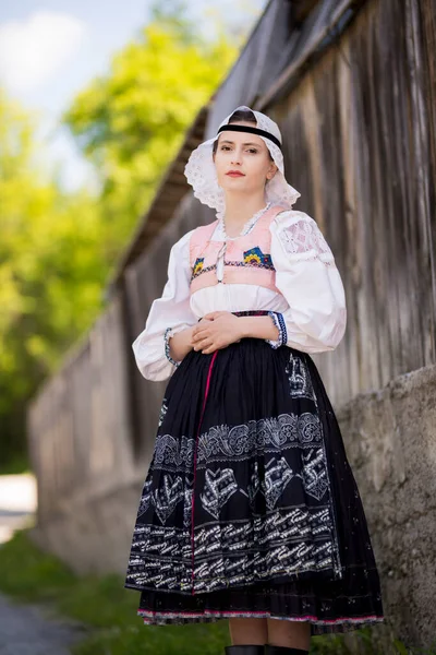 Młoda Piękna Słowianka Tradycyjnej Sukience Słowacki Folklor — Zdjęcie stockowe