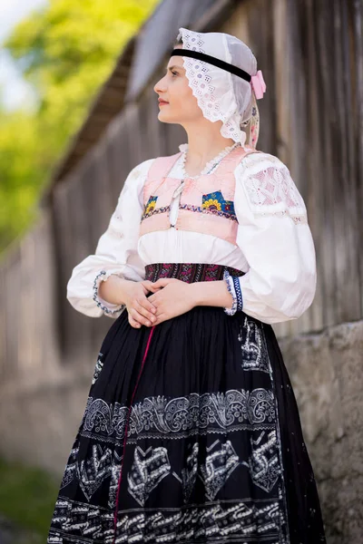 Mladá Krásná Slovenská Žena Tradičních Šatech Slovenský Folklór — Stock fotografie