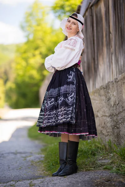 Joven Mujer Eslovaca Hermosa Vestido Tradicional Folclore Eslovaco — Foto de Stock