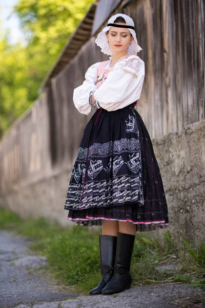 Jovem Bela Mulher Eslovaca Vestido Tradicional Folclore Eslovaco — Fotografia de Stock