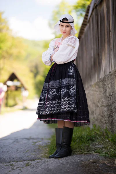 Młoda Piękna Słowianka Tradycyjnej Sukience Słowacki Folklor — Zdjęcie stockowe