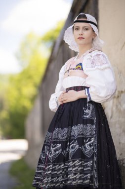 Geleneksel elbiseli, güzel, Slovak kadın. Slovakça folklor