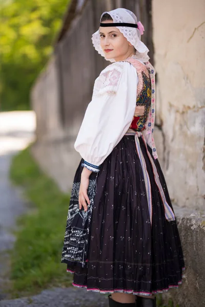 Ung Vacker Slogan Kvinna Traditionell Klänning Slovakiska Folklore — Stockfoto