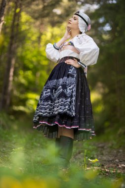 Geleneksel elbiseli, güzel, Slovak kadın. Slovakça folklor