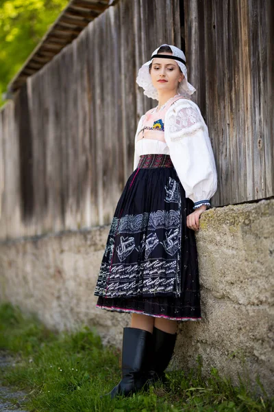 Ung Vacker Slogan Kvinna Traditionell Klänning Slovakiska Folklore — Stockfoto