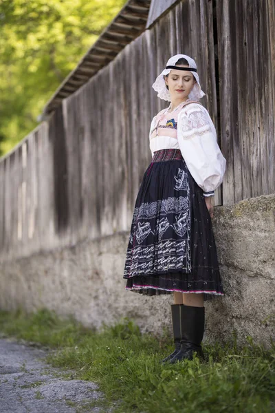 Fiatal Gyönyörű Szlovák Hagyományos Ruhában Szlovák Folklór — Stock Fotó