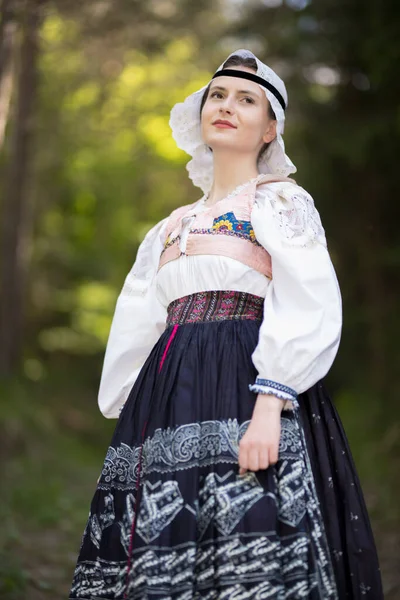 Fiatal Gyönyörű Szlovák Hagyományos Ruhában Szlovák Folklór — Stock Fotó