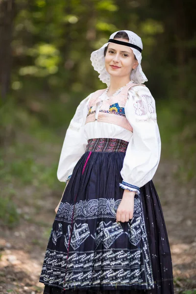 Młoda Piękna Słowianka Tradycyjnej Sukience Słowacki Folklor — Zdjęcie stockowe